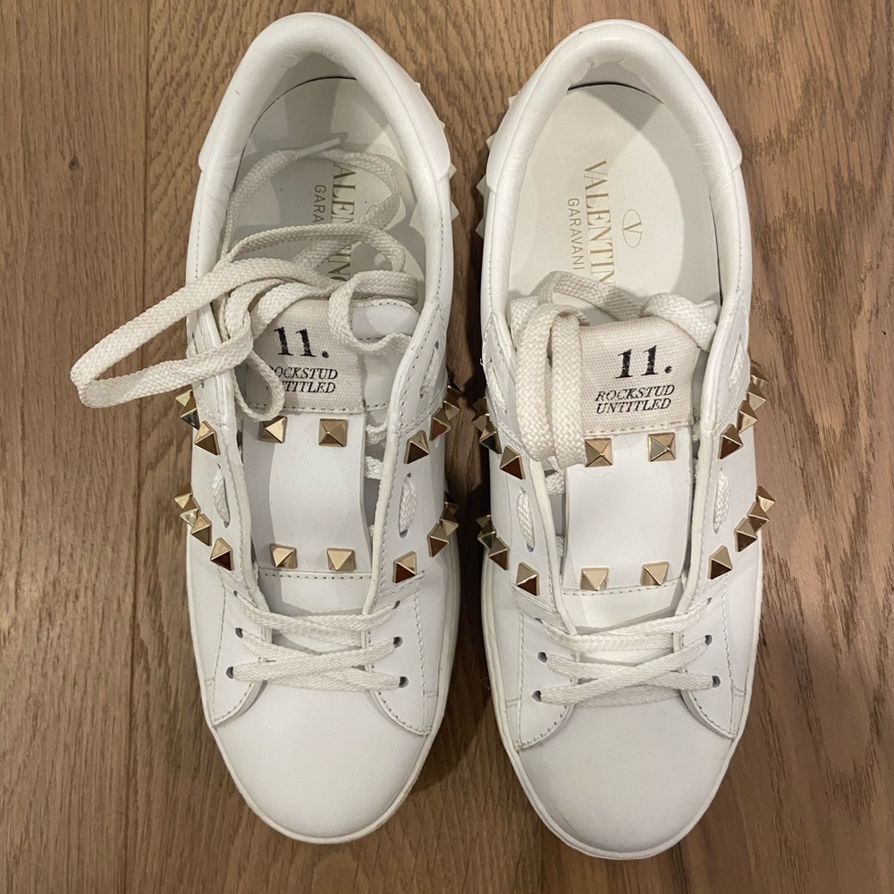 Valentino running shoe with dust bag